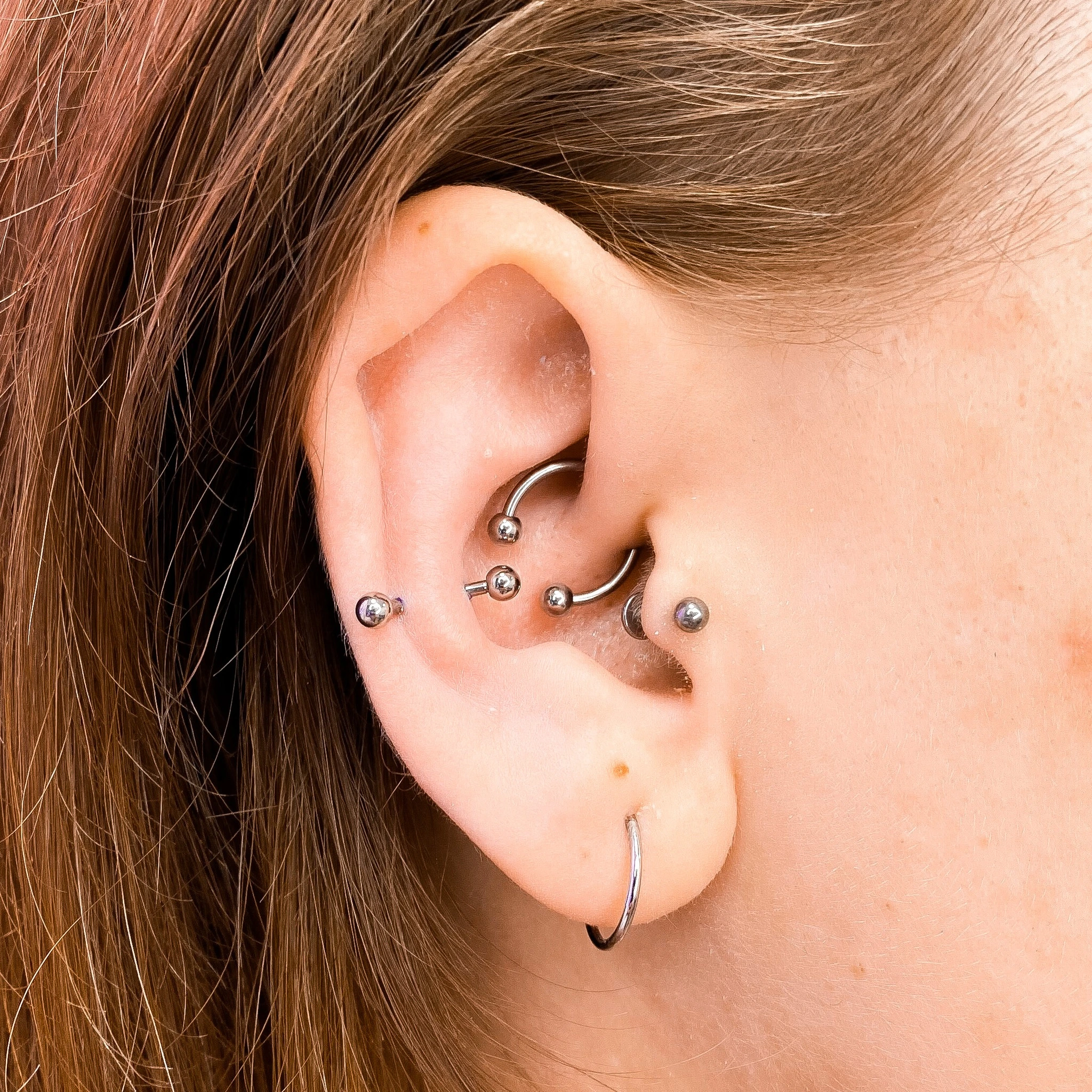 kolczyk w środku ucha